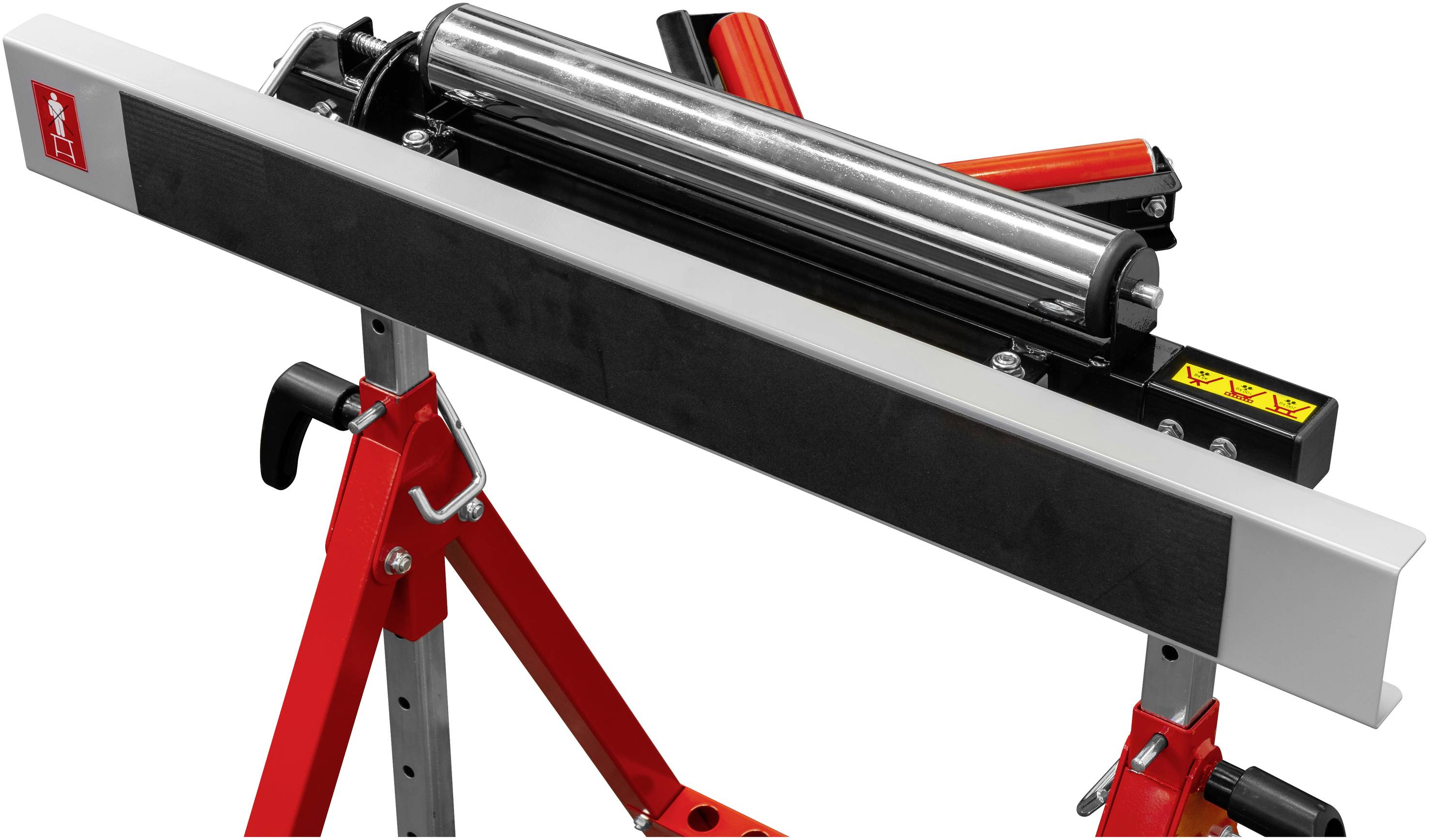 Ein roter mechanischer Hebevorrichtung mit silberner Metallrolle, montiert auf einem Stativ.