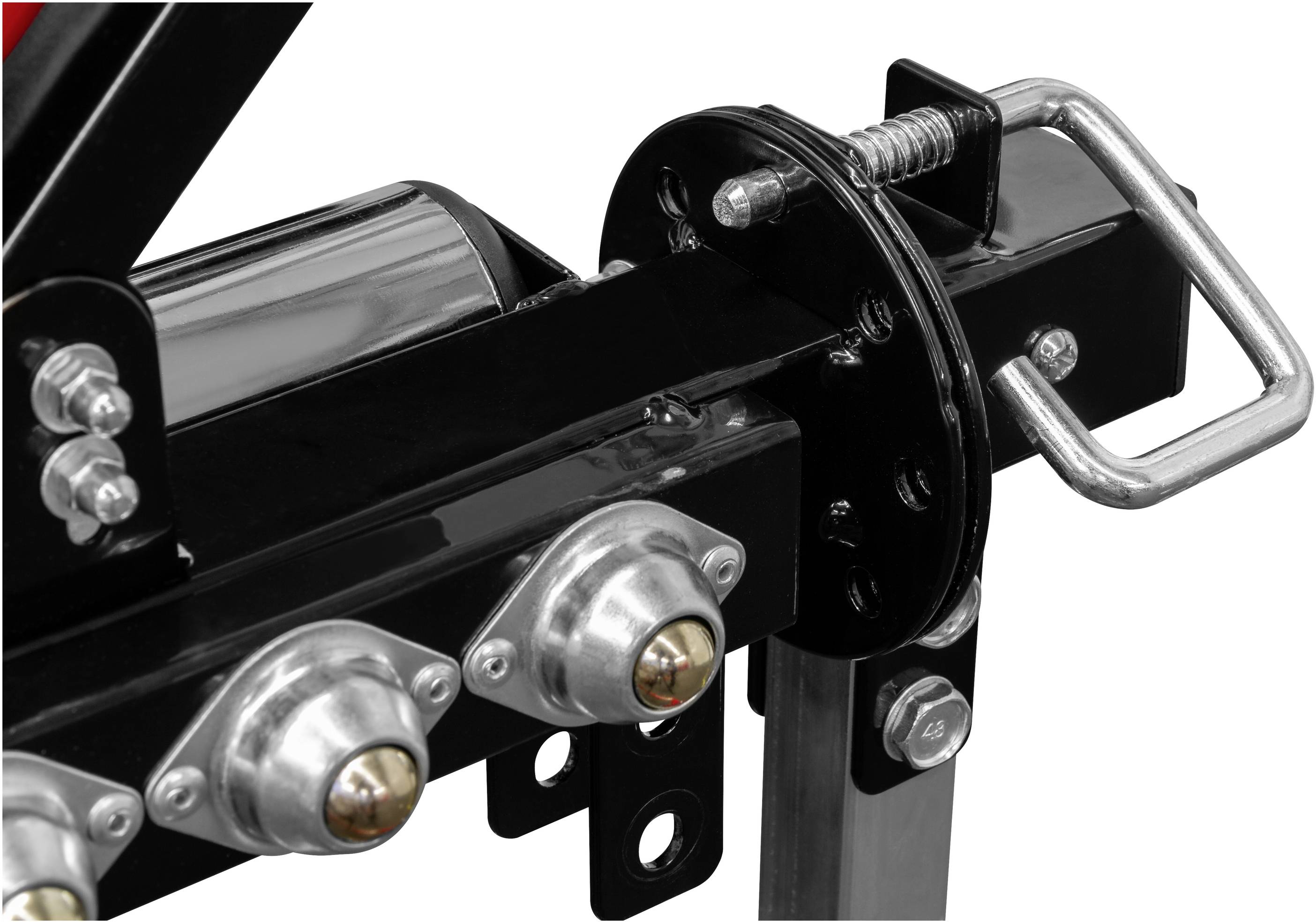Ein schwarzes Metall-Scharnier mit Bolzen und Griff. Es ist Teil eines Mechanismus, möglicherweise eines Fitnessgeräts oder Werkzeugs.