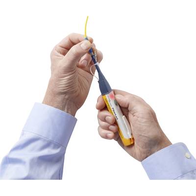Eine Person hält einen Kabeltester, um ein Netzwerkkabel zu prüfen, beide Hände sichtbar, Fokus auf den Verbindungsprozess.
