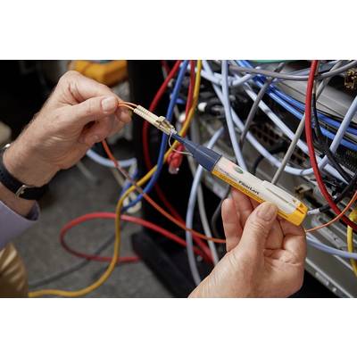 Eine Person nutzt ein Glasfasertester-Gerät, um die Netzwerkverbindung eines Kabels in einem Serverraum zu überprüfen.