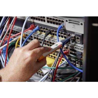 Eine Hand hält ein Prüfwerkzeug und berührt Netzwerkkabel an einem voll belegten Server-Rack, um Netzwerkkonnektivität zu testen.