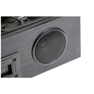 Nahaufnahme eines schwarzen Lautsprechers in einem hölzernen Gehäuse, Teil eines größeren Audiosystems.