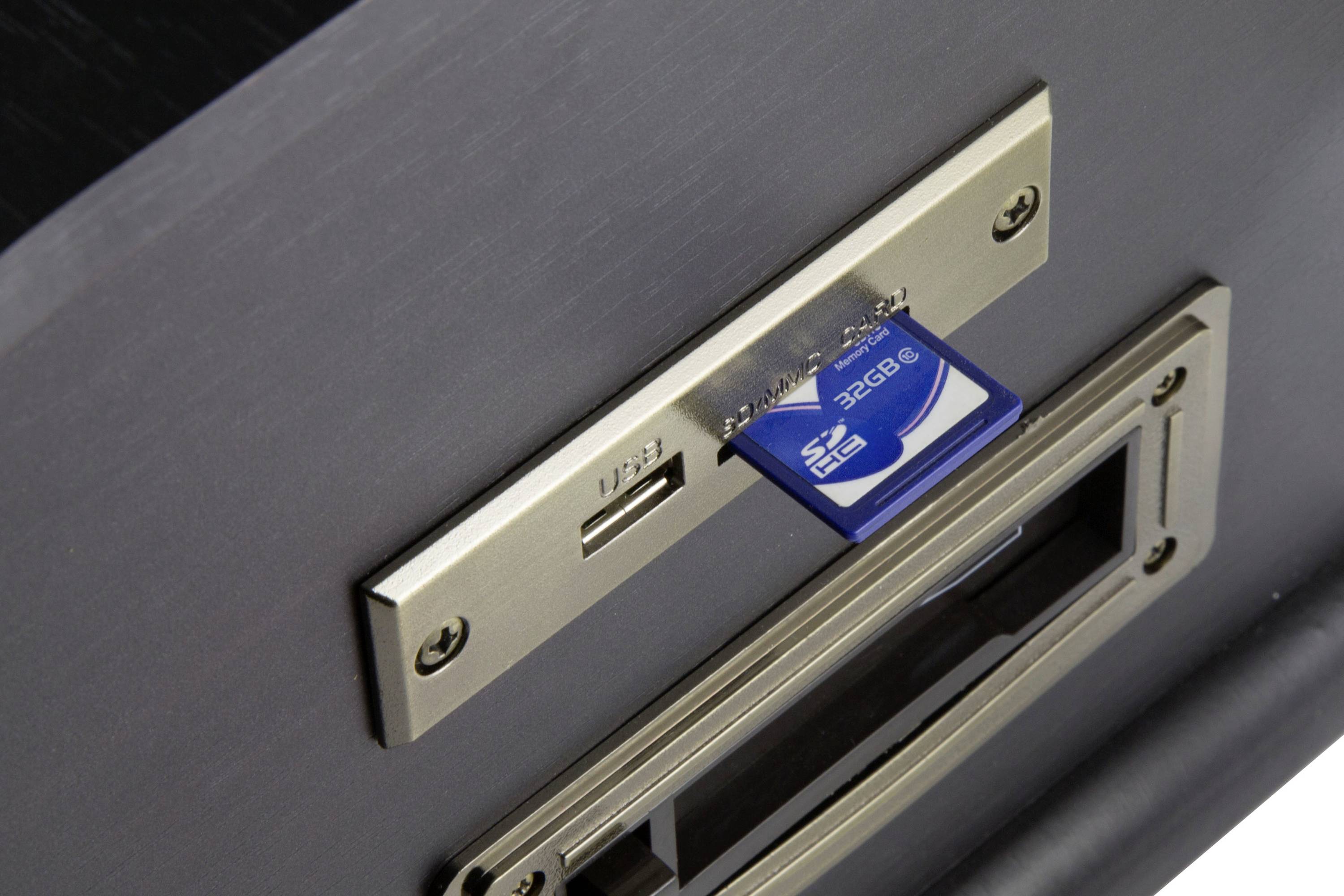 SD-Karte mit 32 GB Speicherkapazität, die in eine Plastikhülle gesteckt wird.