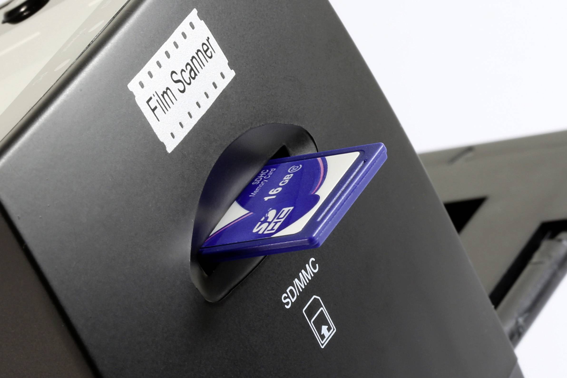 SD-Karte wird in einen Filmscanner eingeschoben.