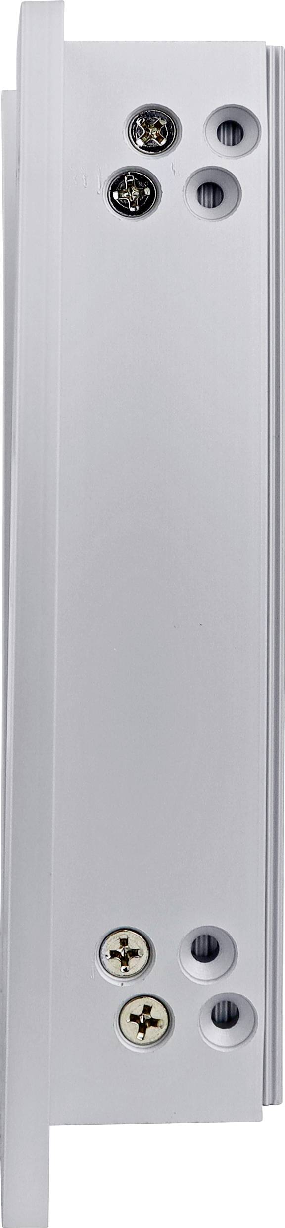 Nahaufnahme eines Metallprofils mit mehreren Schraubenlöchern und zwei eingesetzten Schrauben, gegen einen weißen Hintergrund.