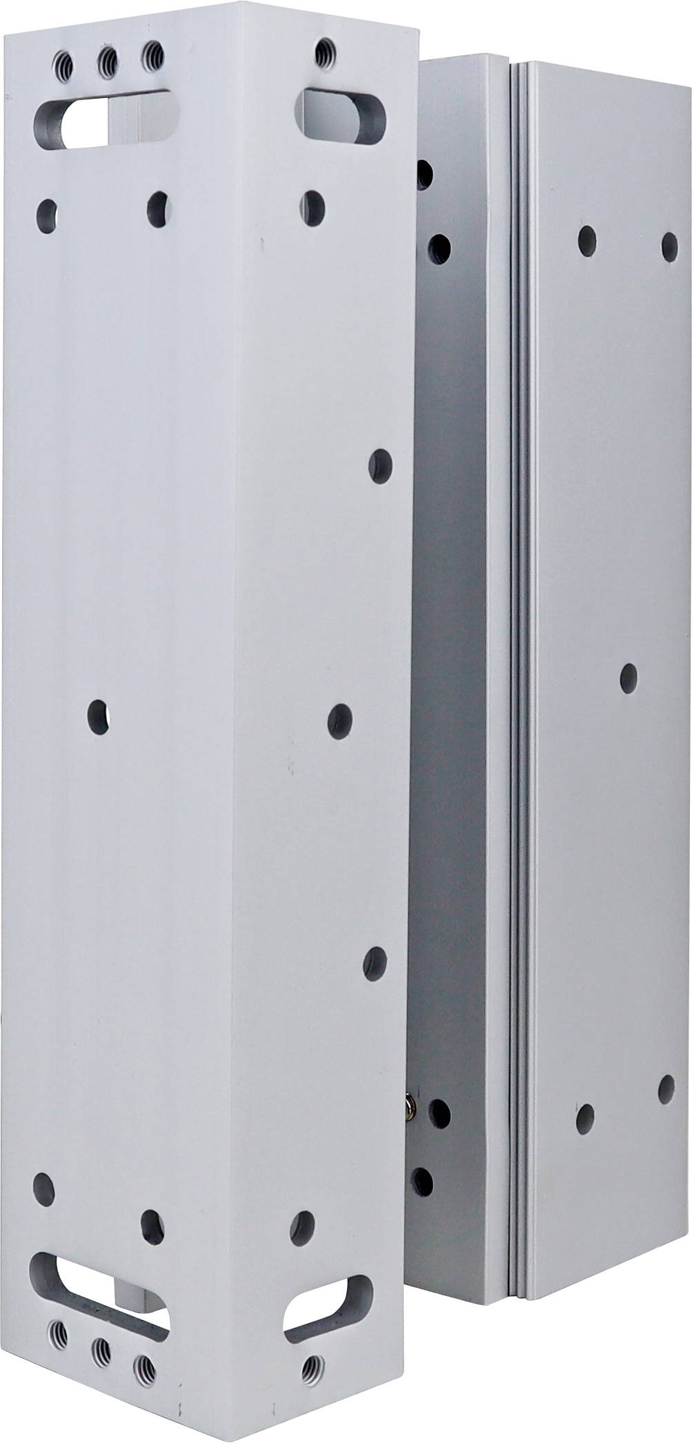 Ein silbergrauer, rechteckiger Metallblock mit mehreren Bohrungen, möglicherweise ein Bauteil eines technischen Geräts oder einer Maschinenkomponente.