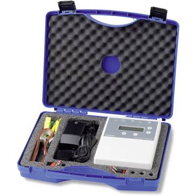 Ein offener blauer Koffer mit einem elektronischen Gerät, Kabeln und Zubehör im Schaumstoffeinsatz, bereit für den Transport.