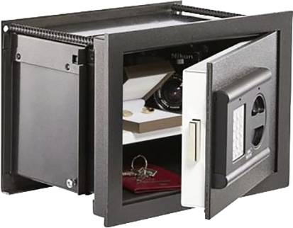 Ein geöffneter Wandtresor zeigt innen eine Kamera, Bücher und Schlüssel, was Sicherheitsaufbewahrung für wertvolle Gegenstände verdeutlicht.