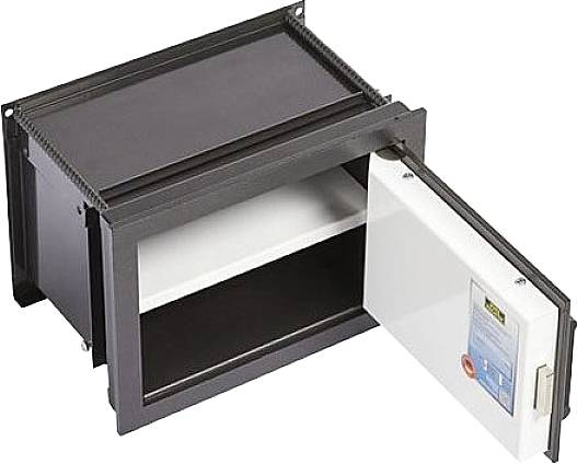 Ein geöffneter Wandtresor mit grauem Gehäuse und geöffneter Tür, zeigt einen leeren Innenraum.