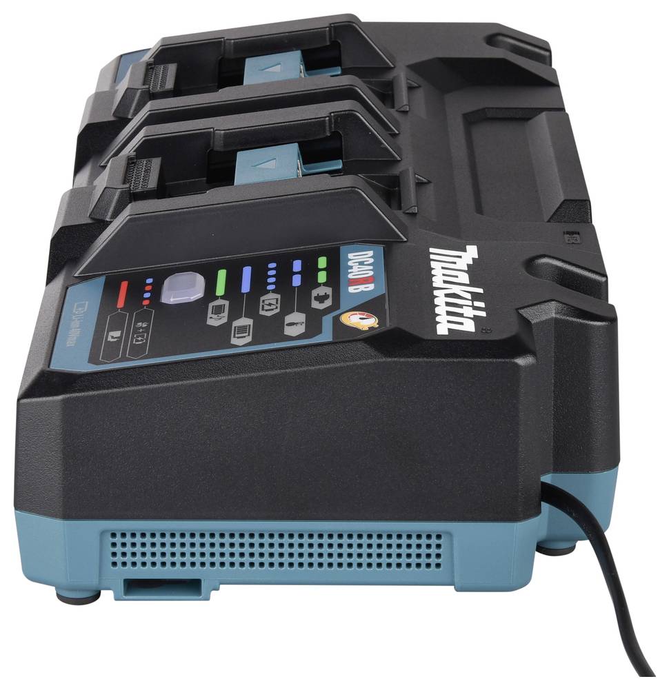 Ein schwarzer und türkisfarbener Makita-Ladegerät mit drei Steckplätzen zum Aufladen von Akkus, ausgestattet mit LED-Anzeigen für den Ladestatus.