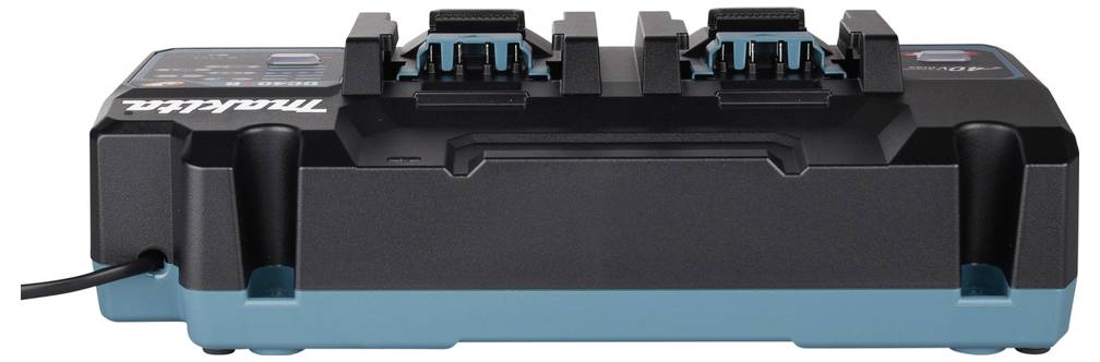 Ein Zweifach-Ladegerät mit zwei Batteriefächern und einem angeschlossenen Netzkabel, mit dem Makita-Logo auf der linken Seite.