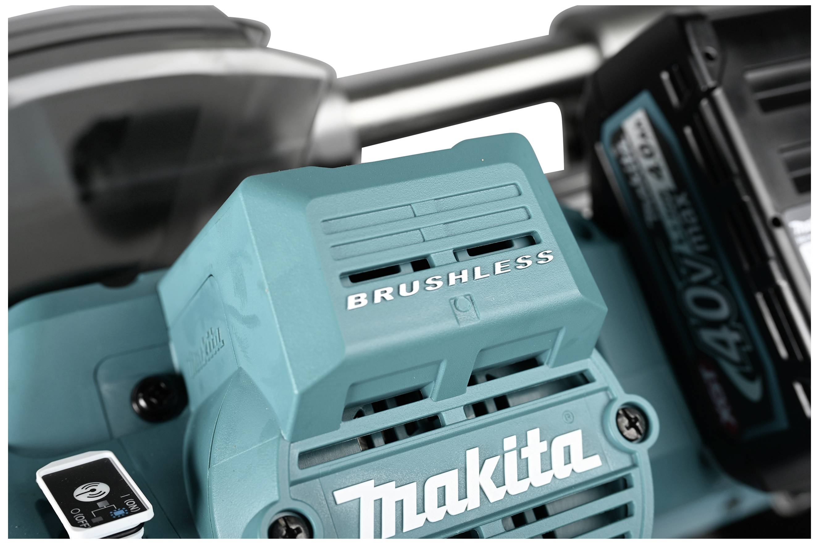 Eine Nahaufnahme eines Makita Elektrowerkzeugs mit einem 'Brushless'-Motor und einer 40V Lithium-Ionen-Batterie.