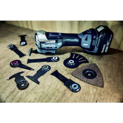 Ein blau-schwarzes oszillierendes Multitool mit verschiedenen Aufsätzen auf einem Holztisch, geeignet für Heimwerkerarbeiten.
