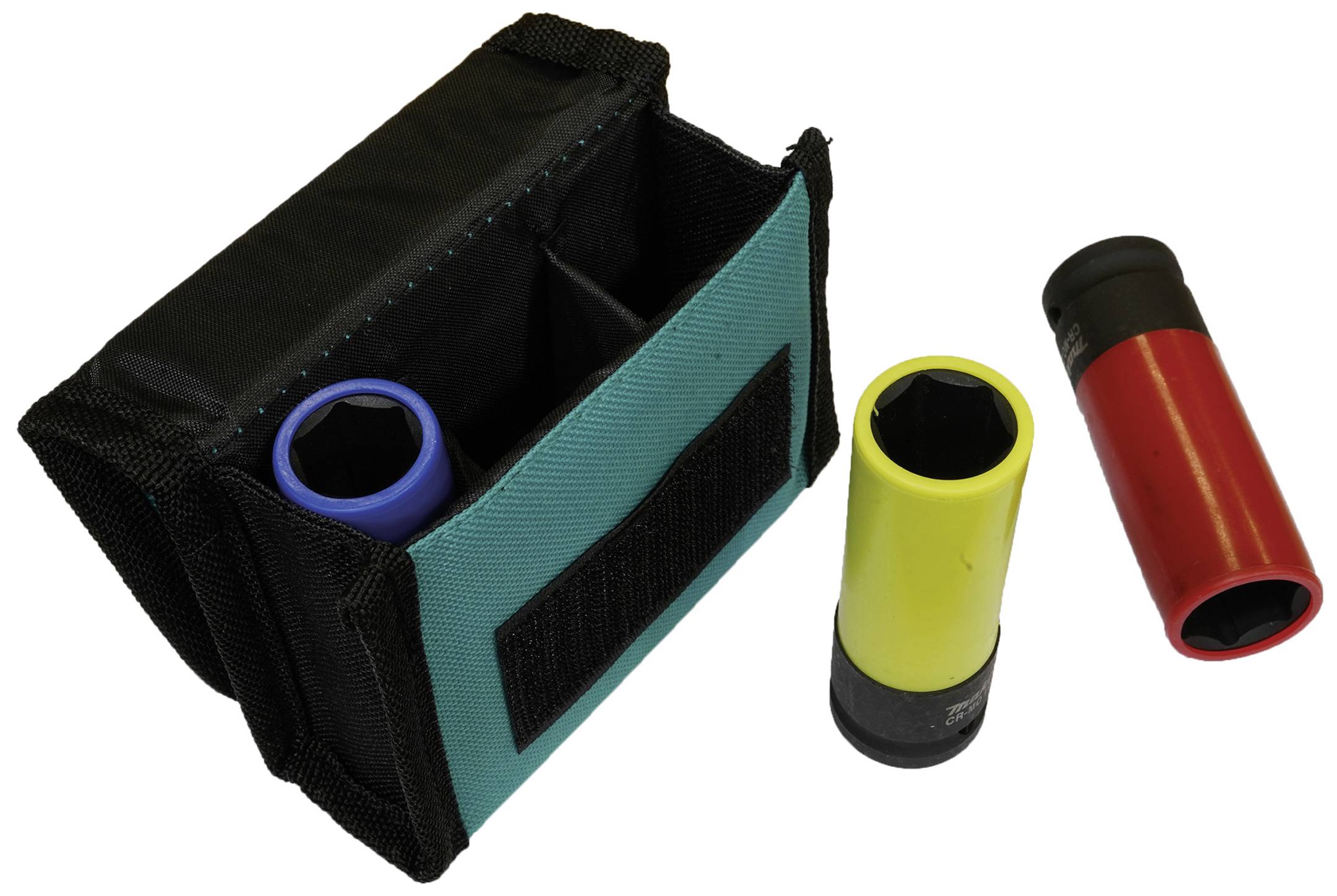 Ein Set von drei farbigen Stecknüssen, gelb, blau und rot, neben einer schwarzen Tragetasche mit zwei Fächern.