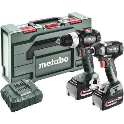 Akkuschrauber-Set mit zwei Werkzeugen und Ladegerät vor einem grünen Metabo-Werkzeugkoffer.