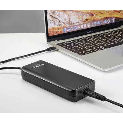 Laptop verbunden mit einem externen Ladegerät über USB-C-Kabel. Der Laptop hat ein Landschaftsbild auf dem Bildschirm.