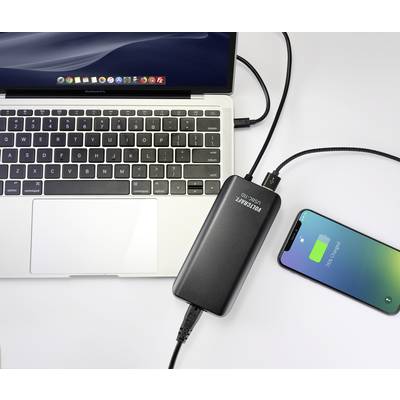 Ein Laptop und ein Smartphone, beide werden über eine Powerbank aufgeladen. Der Laptop ist geöffnet, das Smartphone zeigt 'Charging'.