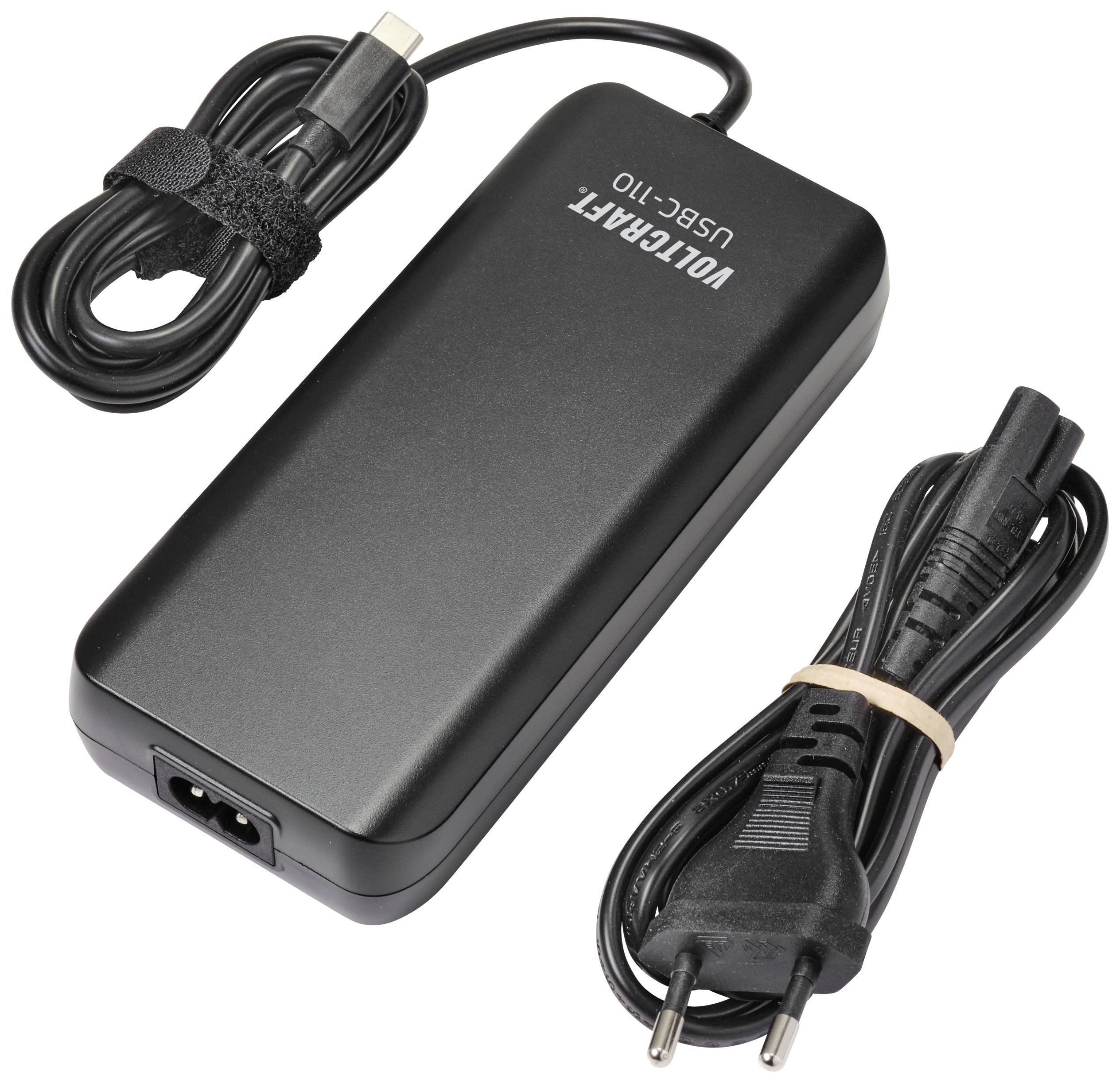 Ein schwarzes Netzteil mit abnehmbarem Netzkabel und USB-C-Anschluss, gekennzeichnet mit 'VOLTRAFT USB-C 110'.