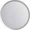 Ein runder, silberner Wandspiegel mit schlichtem Rahmen, reflektiert das Licht im Raum und dient als dekoratives Element.