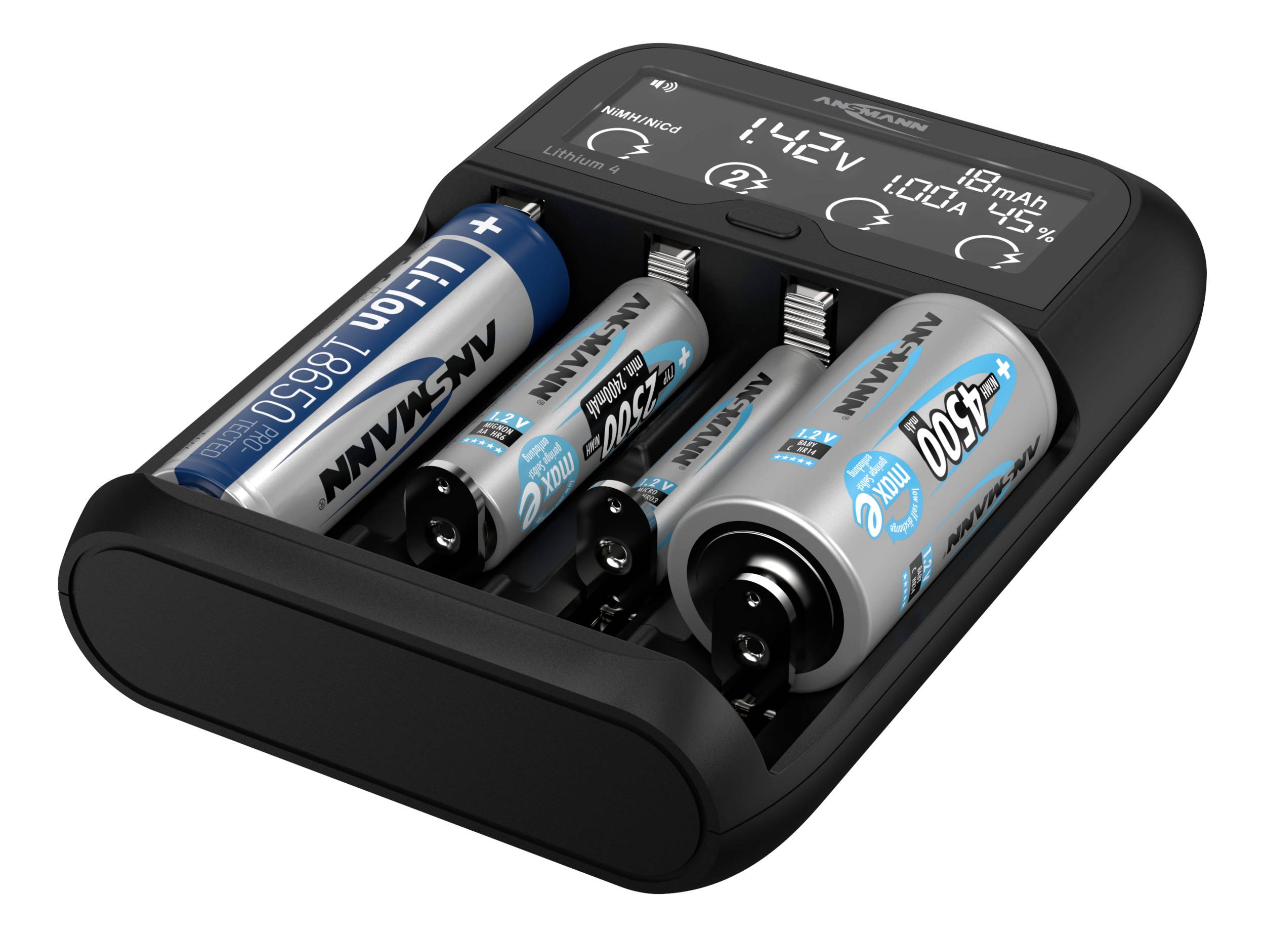 Ein Ladegerät mit vier eingelegten Akkus, zwei AA und zwei AAA. Das Display zeigt Ladezustand und technische Informationen an.