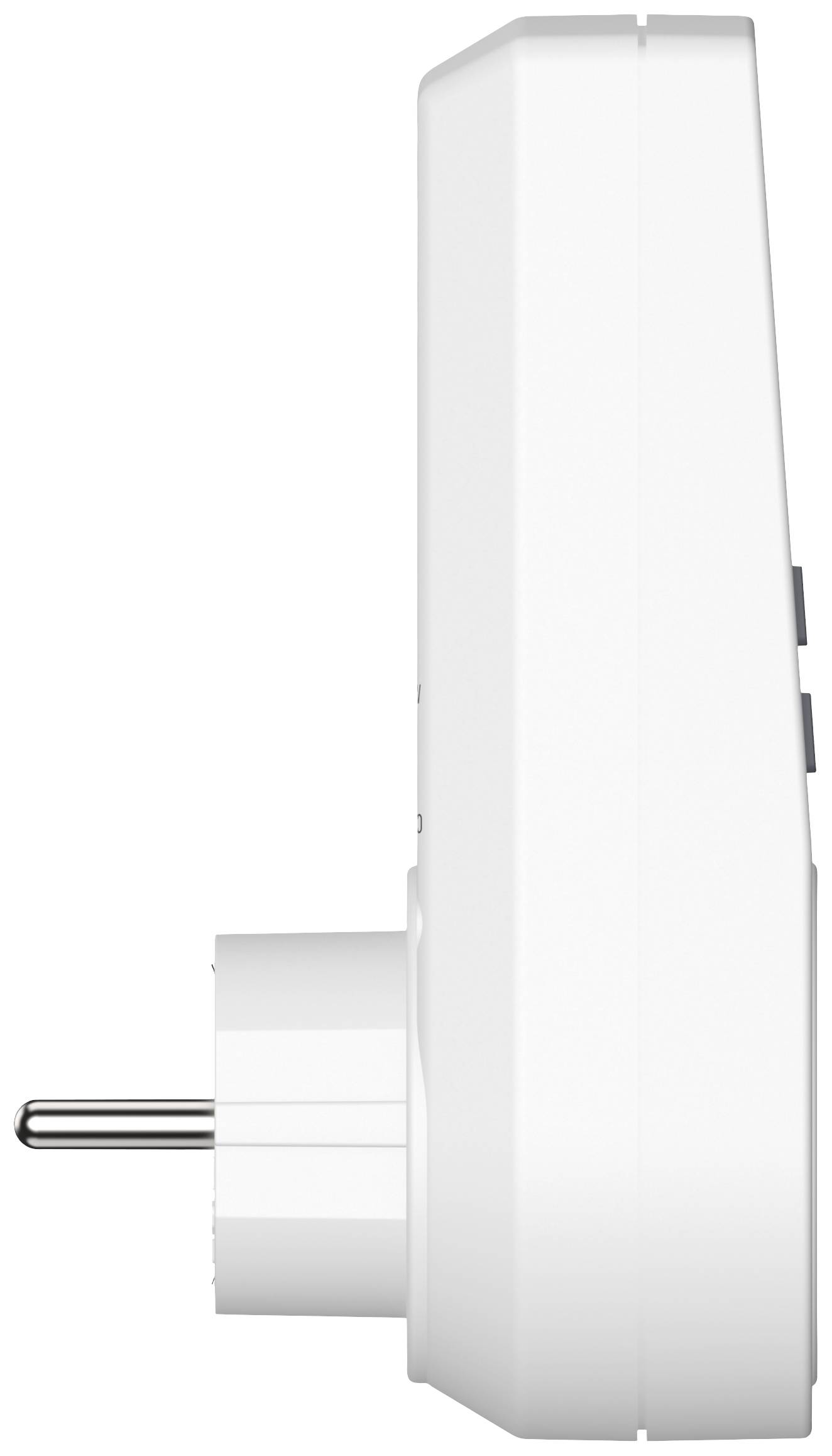 Ein seitlicher Blick auf einen weißen Steckeradapter, der in eine Steckdose gesteckt wird.