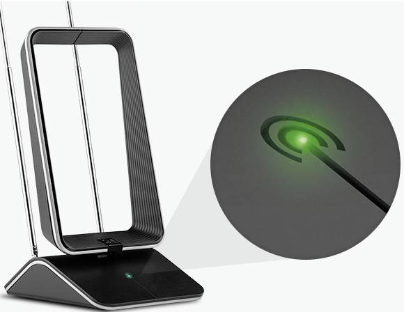 Eine moderne TV-Antenne mit rechteckigem Rahmen, einer grünen LED-Anzeige, die den Empfang signalisiert.