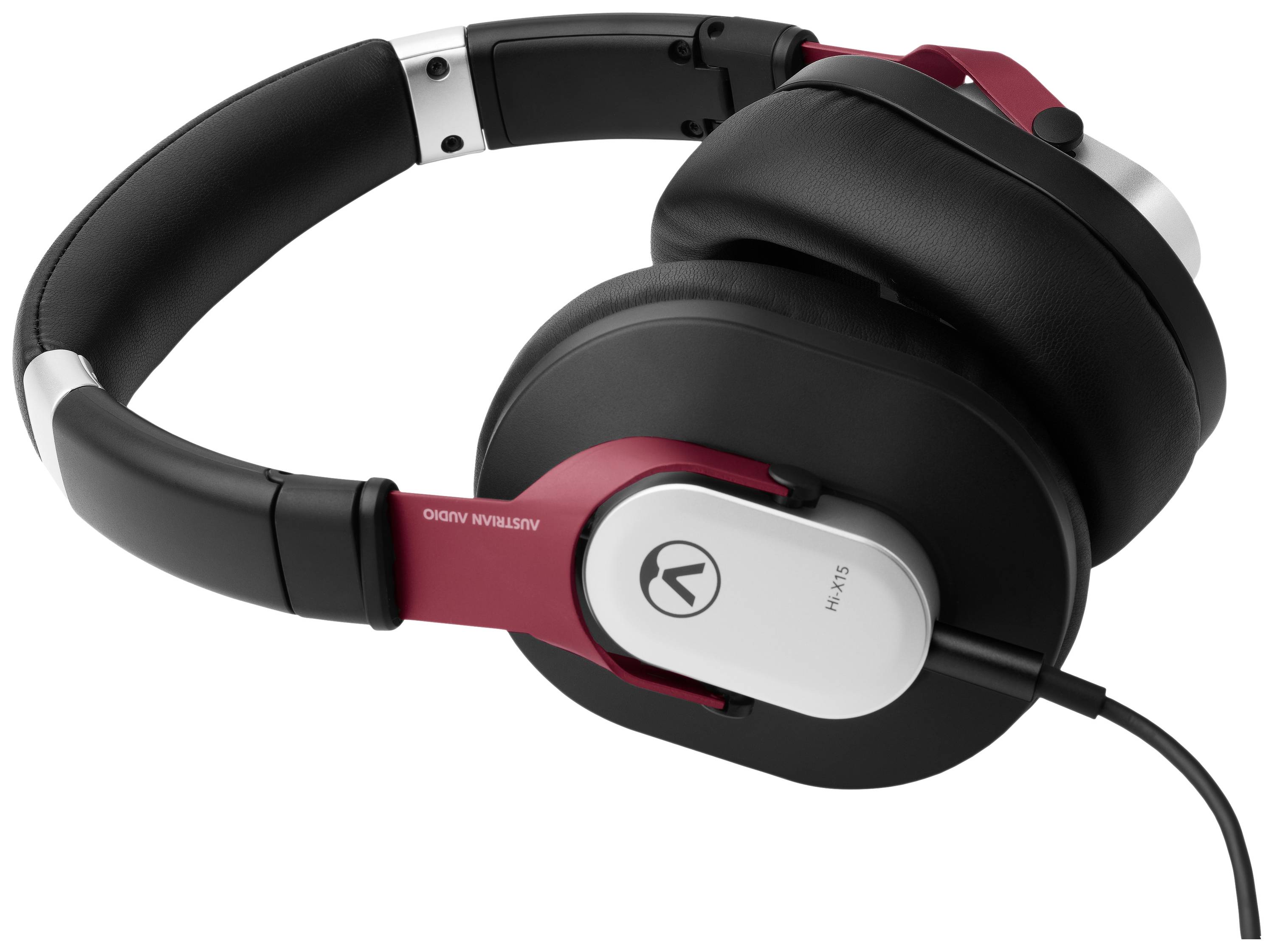 Schwarze Over-Ear-Kopfhörer mit roten Akzenten und einem Kabel. Markierung an der Seite: 'Austrian Audio H-X15'.
