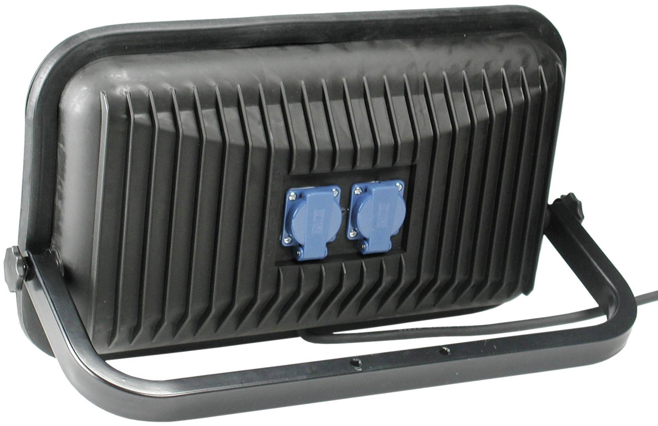 'LED-Strahler Rückseite mit zwei blauen Steckdosen. Schwarzes Gehäuse und Halterung sichtbar.'