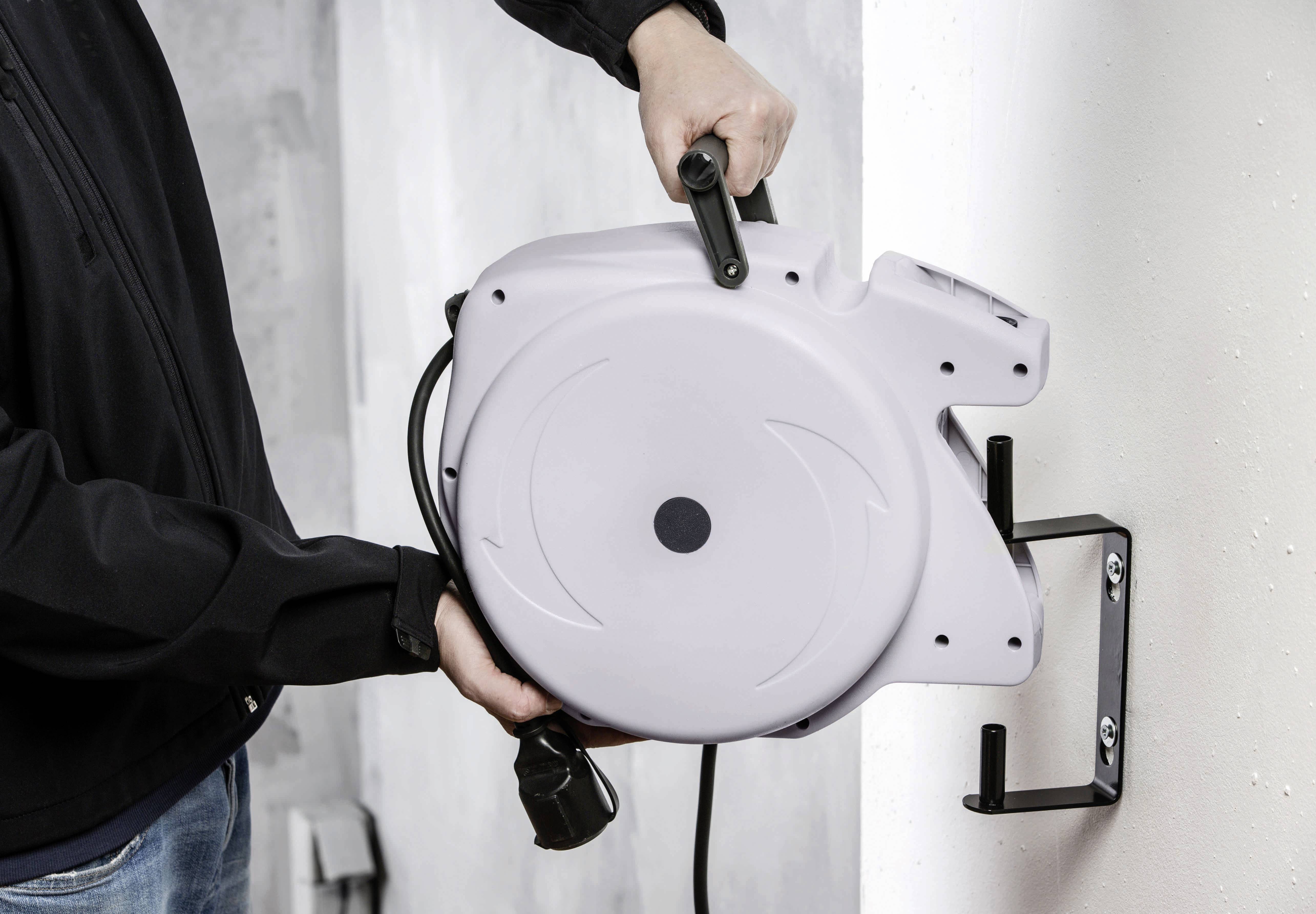 Kabeltrommel als Wandsteckdose realisiert