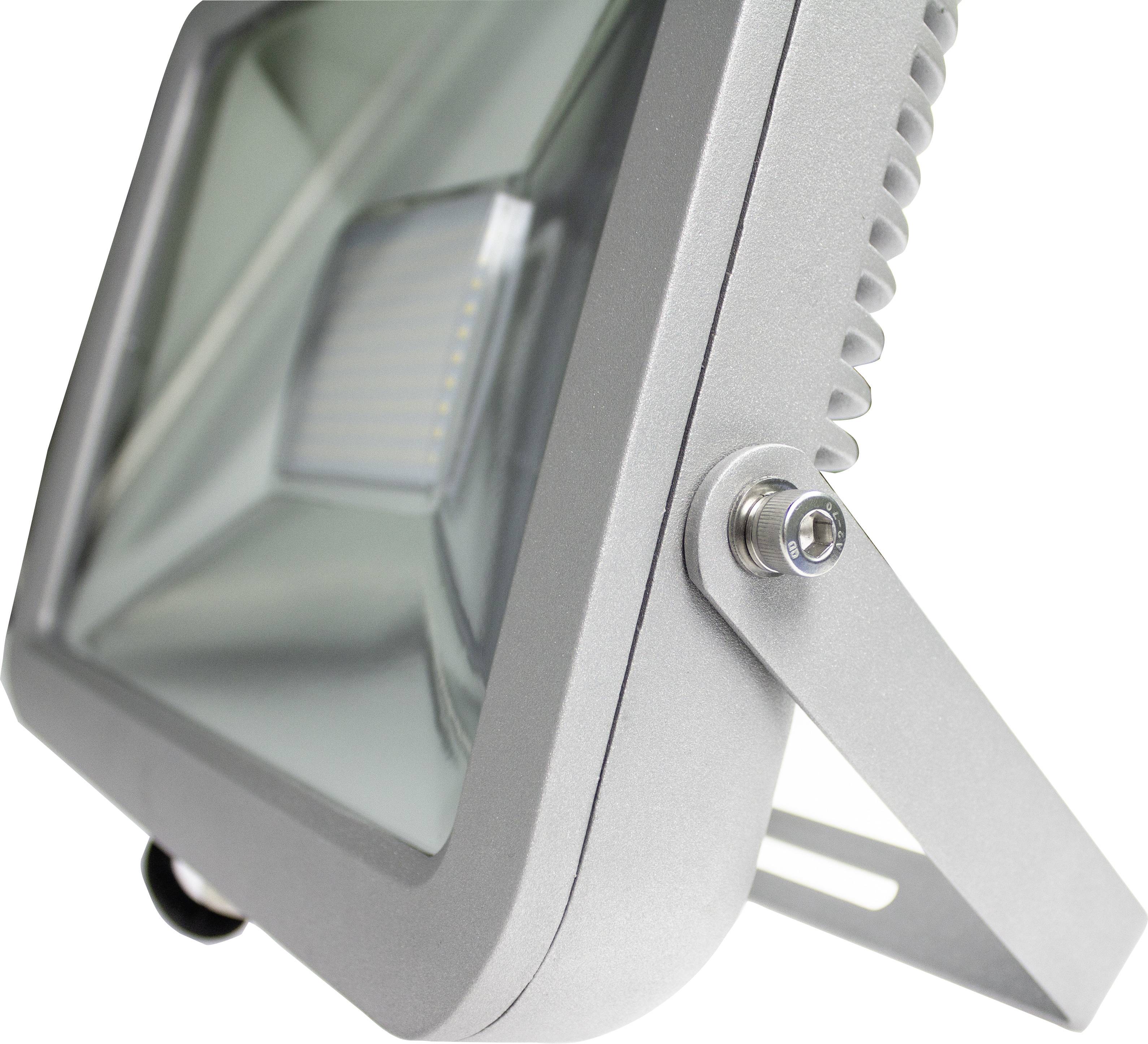Ein moderner LED-Strahler mit silbernem Gehäuse, leicht geneigtes Design, zur Beleuchtung von Außenbereichen geeignet.