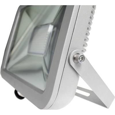 Ein moderner LED-Strahler mit silbernem Gehäuse, leicht geneigtes Design, zur Beleuchtung von Außenbereichen geeignet.