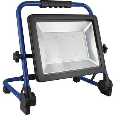 Ein tragbarer LED-Strahler auf einem blauen Rahmen steht auf dem Boden. Der Strahler hat ein rechteckiges Design und mehrere LED-Lampen.