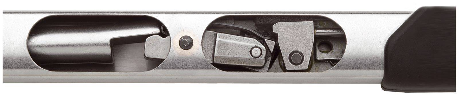 Ein Teil eines Metallmechanismus mit beweglichen Komponenten, möglicherweise Teil eines technischen Geräts.