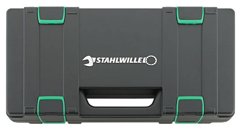 Ein Werkzeugkoffer mit einem zentralen Griff, beschriftet mit 'STAHLWILLE'. Dunkles Gehäuse mit grünen Verriegelungen. Ideal für Werkzeugaufbewahrung.