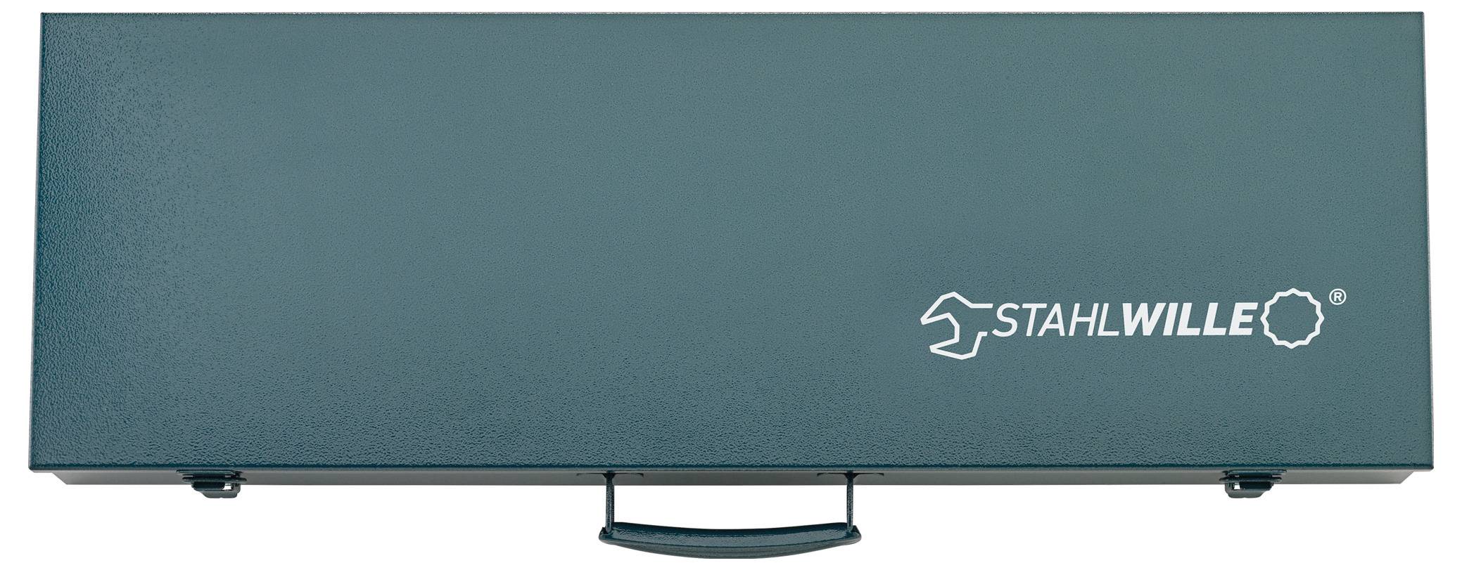 Eine grüne Metallwerkzeugkiste mit Griff, auf der rechts oben das 'STAHLWILLE' Logo angebracht ist.