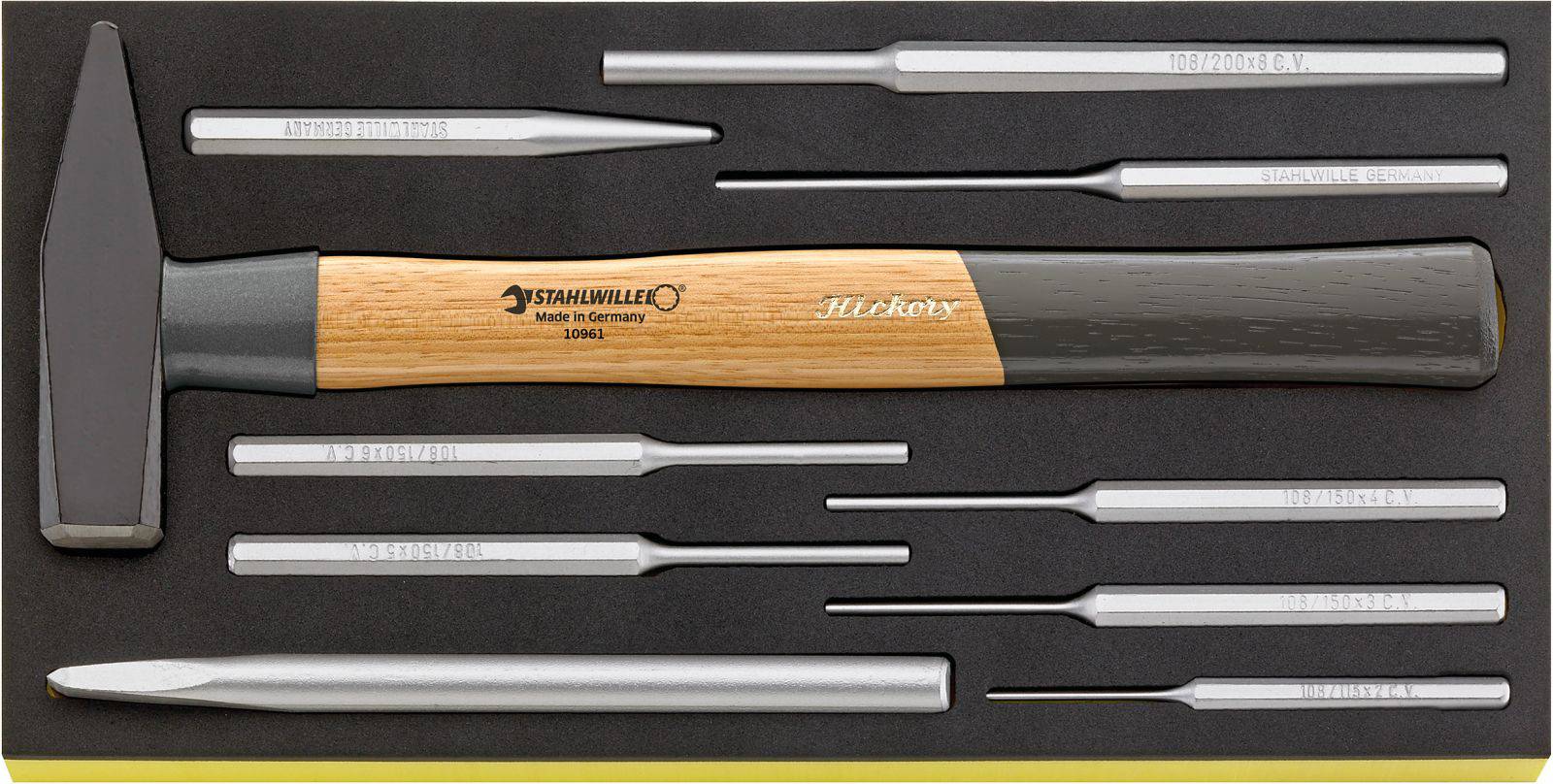 Ein Hammer- und Meißelset bestehend aus einem Hammer mit Holzgriff und neun Meißeln in verschiedenen Größen, auf schwarzem Hintergrund.