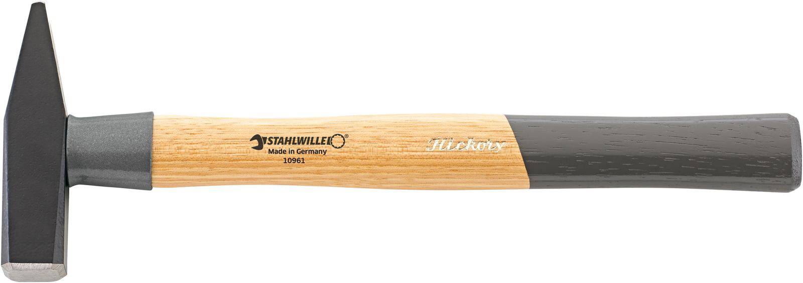 Ein Hammer mit Holzgriff und Metallkopf, hergestellt in Deutschland. Geeignet für präzise Schläge und robuste Handwerksarbeiten.