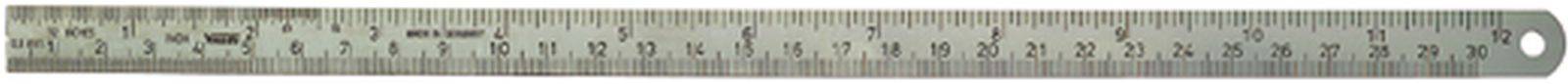 Metalllineal mit Zentimeter- und Zollskala, an einem Ende mit Loch zur Aufhängung.
