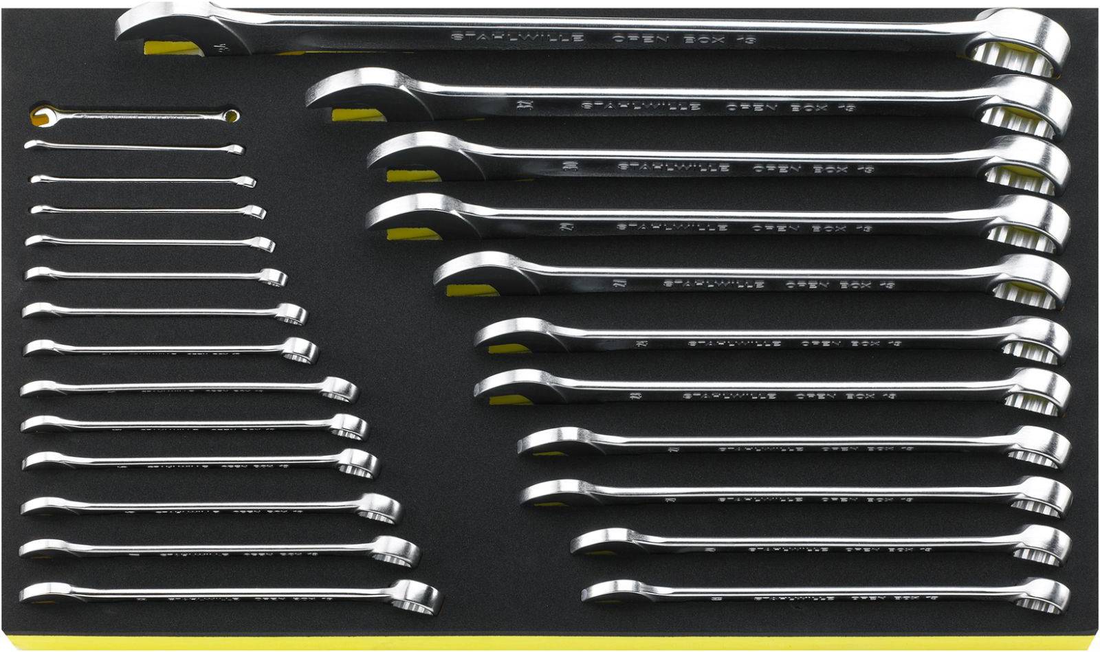 Ein Satz von 16 verchromten Maulschlüsseln in aufsteigender Größe, ordentlich auf einer schwarzen Halterung angeordnet.