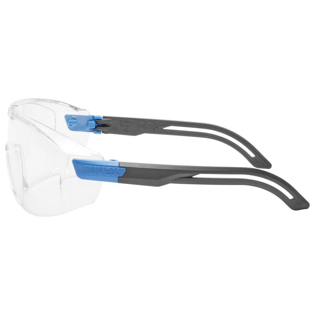 Schutzbrille mit transparenten Gläsern und schwarzen, blauakzentuierten Bügeln, geeignet für den Gebrauch in Arbeits- oder Laborsituationen.