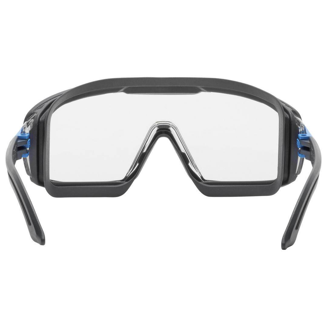 Eine schwarze, sportliche Schutzbrille mit klarem Glas und blauen Akzenten, frontal abgebildet auf weißem Hintergrund.
