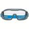 Schutzbrille mit grauem Gestell und blauen, elastischen Bändern, die den Schriftzug 'uvex' tragen. Ideal für Arbeitssicherheit.