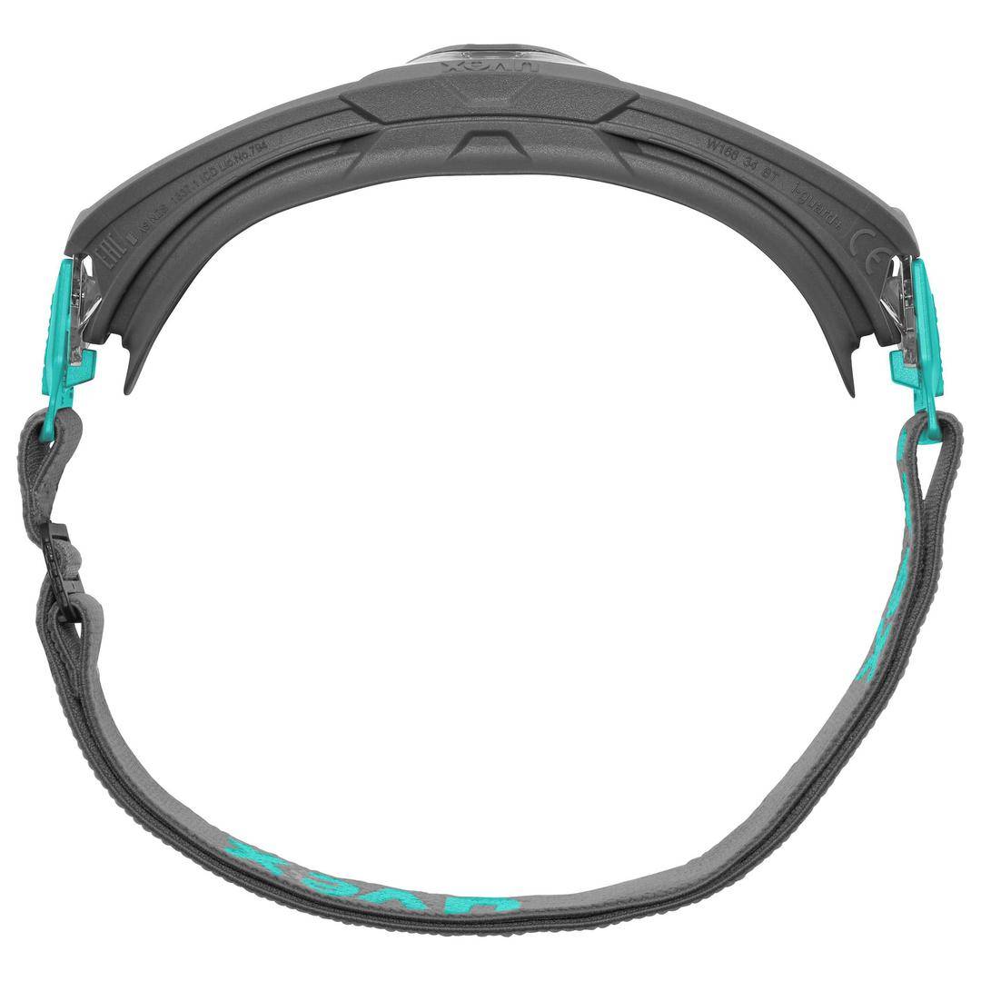 Eine schwarze Schutzbrille mit elastischem Band und türkisfarbenen Details, in Nahaufnahme von der Seite.