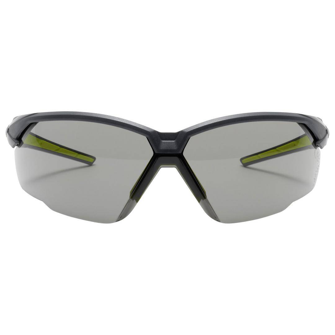 Sportliche Sonnenbrille mit schwarzem Rahmen und dunklen Gläsern. Geeignet für Outdoor-Aktivitäten bei starker Sonneneinstrahlung.