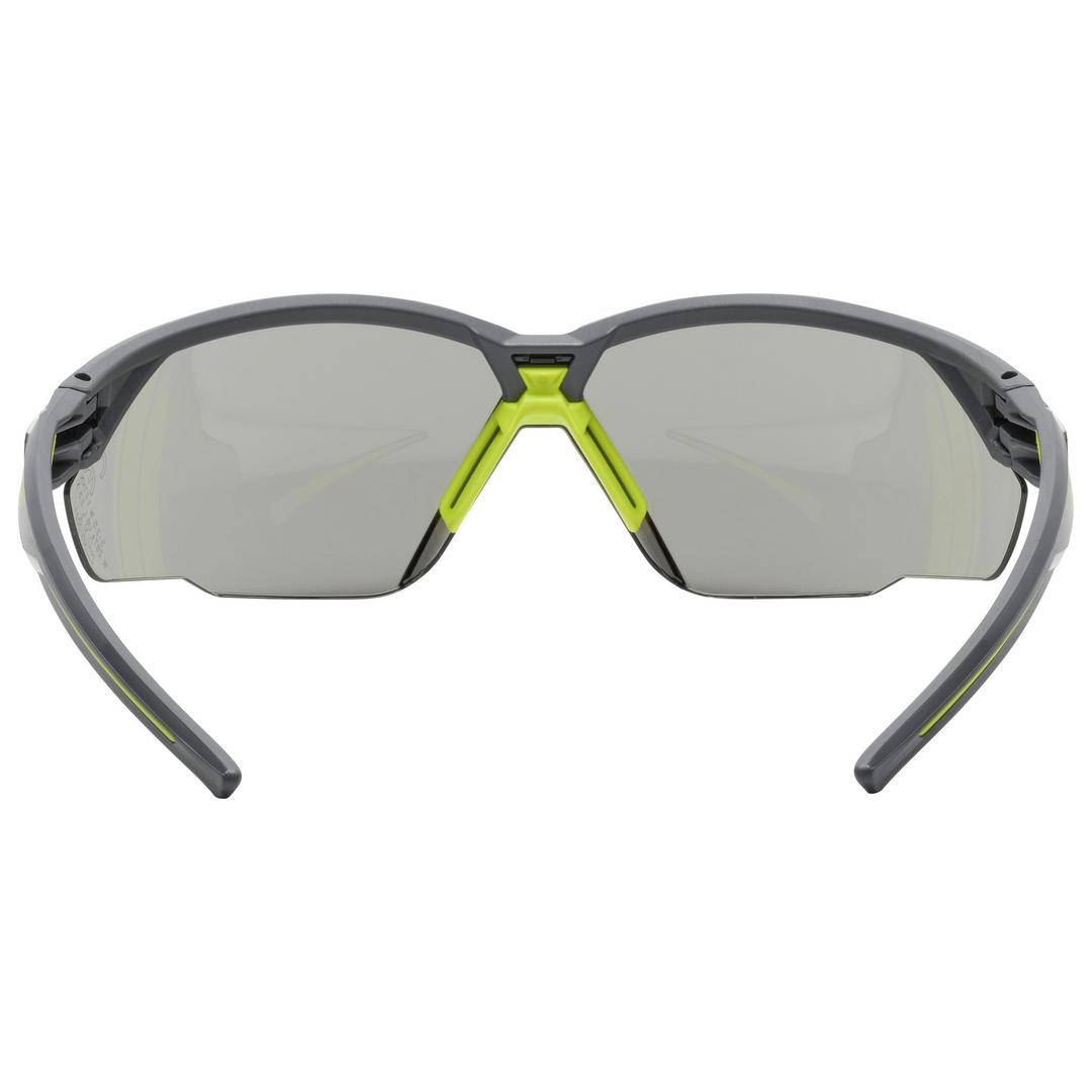 Sportbrille mit grauem Rahmen und gelben Akzenten.