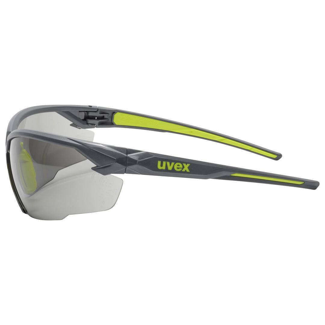 Graue und neongelbe Sportsonnenbrille der Marke uvex, mit aerodynamischem Design und verstellbaren Bügeln.
