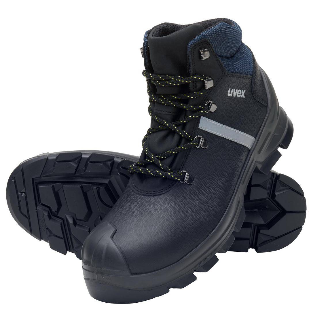 Ein Paar schwarze Schutzstiefel mit markanten Sohlen und blauen Akzenten, das Markenlogo ist seitlich sichtbar.