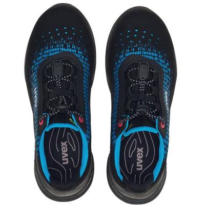 Ein Paar schwarze und blaue Sportschuhe von oben. Die Schuhe haben ein modernes Design mit bunten Details und einer gepolsterten Sohle.