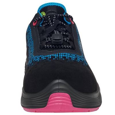 Schwarzer Sneaker mit blauem und pinkem Akzent, rutschfester Sohle und Schnellschnürsystem, frontal fotografiert.