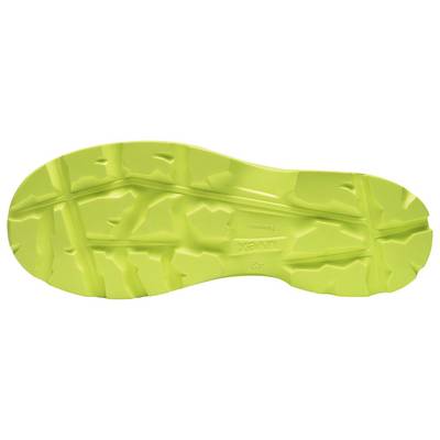 Gelbe Schuhsohle mit grobem Profil für besseren Halt auf rutschigem Untergrund.